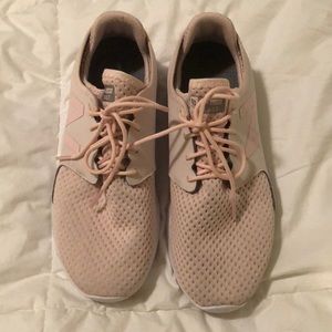 New balance tennis shoes